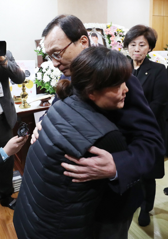 이해찬 민주당 대표가 7일 서울 종로구 서울대병원 장례식장에 마련된 태안화력발전소 노동자 김용균 씨의 빈소에서 조문을 마친 뒤 어머니 김미숙 씨를 위로하고 있다. 연합뉴스